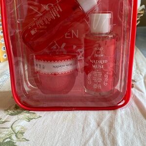 Madrid Muse Red Travel Set